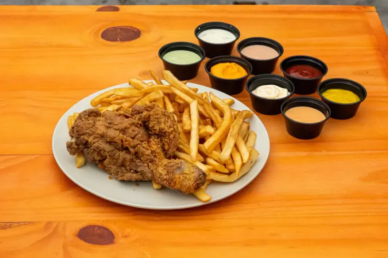 Pierna broster + papas fritas + cremas